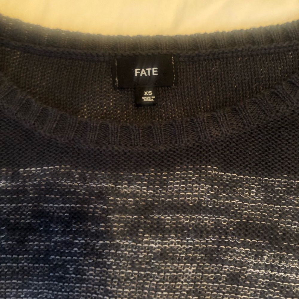 2 sweaters - Picture 3 of 5